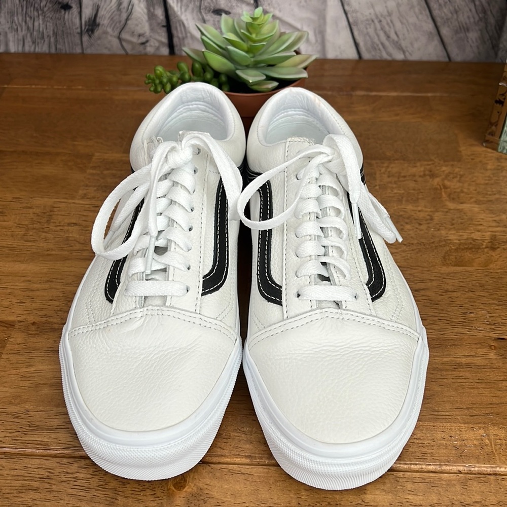 New Vans sneaker white black leather size Men 7 Womans 8.5